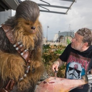 Chicote enseña a Chewbacca el arte de cortar jamón