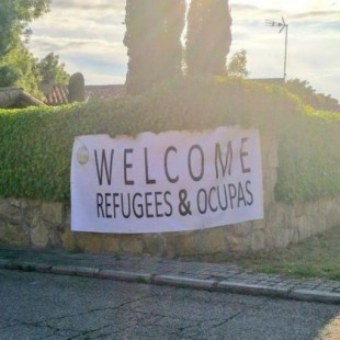 El chalet de Pablo Iglesias amanece con un cartel de bienvenida a los refugiados y okupas
