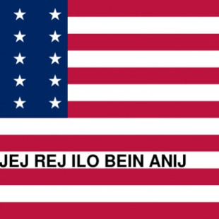 La bandera del Atolón de Bikini que recuerda a los Estados Unidos su responsabilidad en la contaminación nuclear