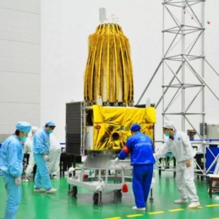 China lanza a la Luna el satélite Queqiao para retransmitir datos desde la cara oculta