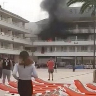 Una broma entre turistas británicos acaba con un hotel en llamas