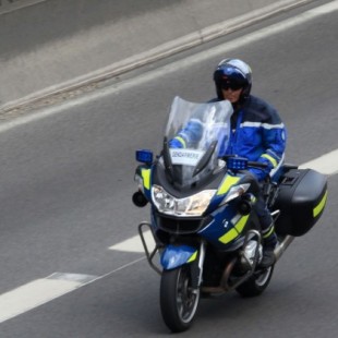 Los gendarmes le paran en un control de velocidad en carretera para luego escoltarle y salvar a su mujer [FR]