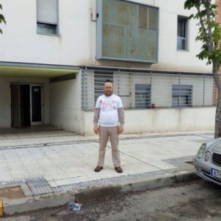 Rachid Bouikou, el vecino que ha abierto la puerta a que 3.000 viviendas de fondos buitre vuelvan a ser públicas