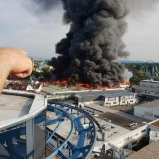 Enorme incendio arrasa el EuropaPark, en Rust, Alemania