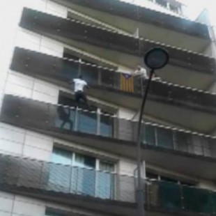 El Gobierno da la nacionalidad española a un inmigrante sin papeles que escaló una fachada para retirar una estelada