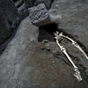 Nuevo hallazgo en Pompeya muestra a un hombre aplastado tratando de huir de la erupción. eng