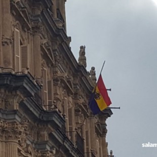 La bandera republicana ondea hoy en el Ayuntamiento de Salamanca