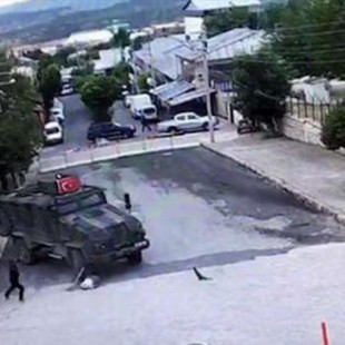 Vehículo del ejército turco matando de un atropello a anciana kurda [en]