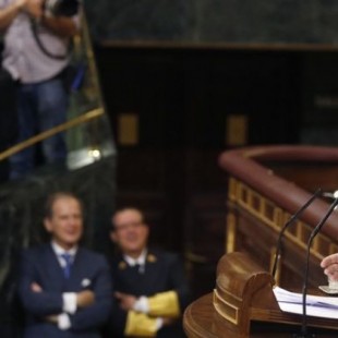 Iglesias: "Es una vergüenza que el escaño del presidente del Gobierno esté ocupado por un bolso"