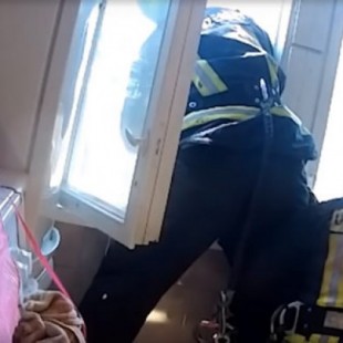 Unos bomberos letones consiguen agarrar en el aire a una persona que intentó suicidarse saltando de un cuarto piso