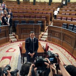 Sánchez promete el cargo sin biblia ni crucifijo y en presencia de Rajoy