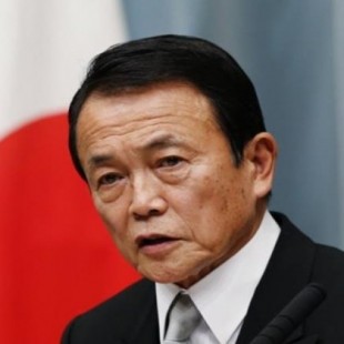 Un ministro japonés devuelve un año de sueldo por corrupción