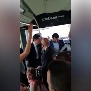 Salvini viaja a Brindisi y los pasajeros entonan el "Bella ciao" (ITA)