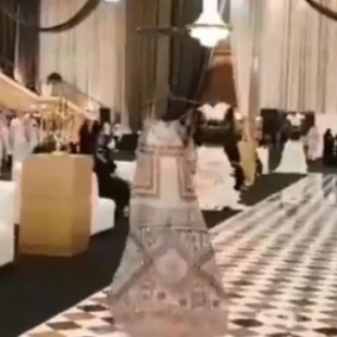 Desfile de moda en Arabia Saudí se celebra con la ropa colgada de drones para que sea apropiado para el Ramadán [EN]
