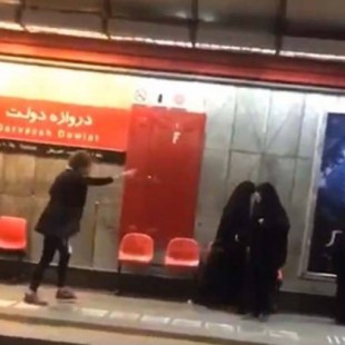 Una mujer arremete contra la policía moral en Irán