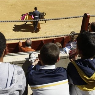 Una empresa taurina regala a 1.200 niños entradas para los toros a la salida de colegio