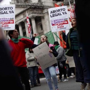 El Parlamento argentino aprueba la legalización del aborto