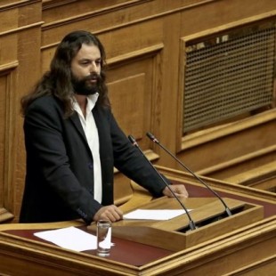 Diputado de grupo neonazi griego perseguido tras ser acusado de alta traición