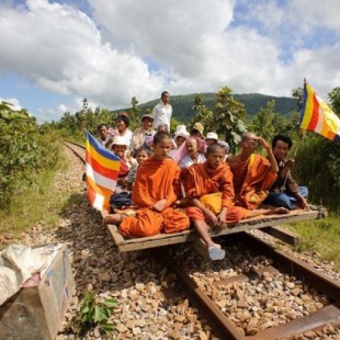 Los trenes de bambú de Camboya o 'norries'