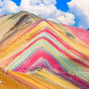 Polémica en Perú por inclusión de montaña de los siete colores en concesión minera
