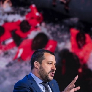 Salvini cierra los puertos a otro barco con 224 migrantes: "Llevaos a toda la carga a España"