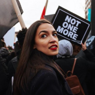 Una joven socialista y latina vence en las primarias de Nueva York a un peso pesado del Partido Demócrata