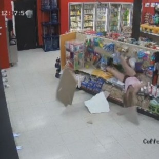 Cómico vídeo de una pareja siendo arrestada en un supermercado en Canada
