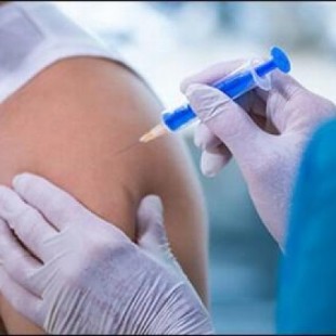 Descubren que la vacuna de la polio modificada alarga la vida de pacientes con cáncer cerebral