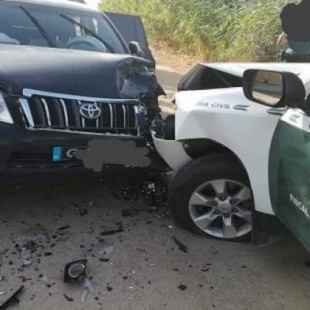 Embestido un vehículo de la Guardia Civil para evitar que interceptara un alijo de droga en La Línea