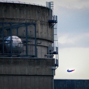 Greenpeace lanza su dron "Superman" contra una central en Francia para probar su vulnerabilidad