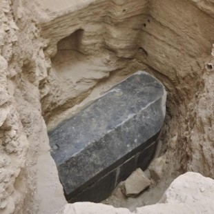 Descubren un sarcófago ptolemaico intacto y una estatuilla de Osiris