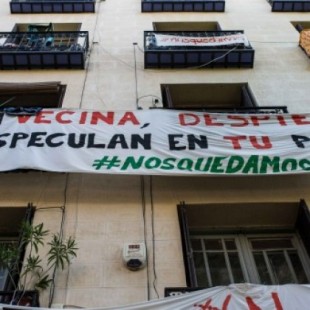 Activistas y vecinos logran aplazar el primer desahucio de todo un bloque de inquilinos en el barrio de Lavapiés