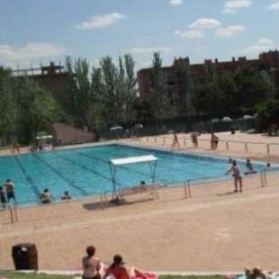 Un niño de 9 años se ahoga en una piscina municipal de Madrid y 'revive' tras una hora de reanimación