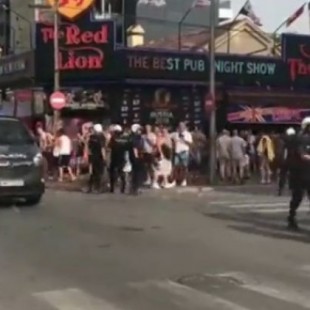Los antidisturbios cargan contra los aficionados ingleses en Benidorm descontrolados por la celebración del Mundial