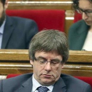 Llarena suspende a Puigdemont y a los diputados presos