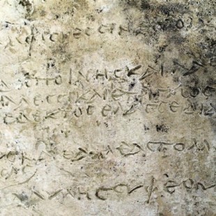 Hallan una placa de arcilla en Olimpia con 13 versos de la 'Odisea' de Homero
