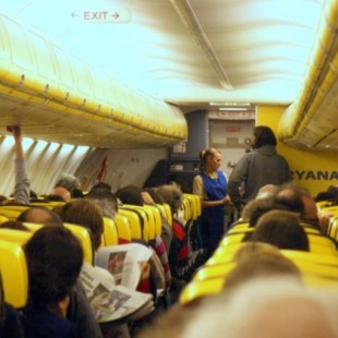 Un perfume, algo de comer y ocho boletos de lotería: lo que Ryanair exige vender a cada "azafato" por vuelo
