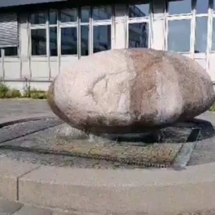 Una fuente con una roca