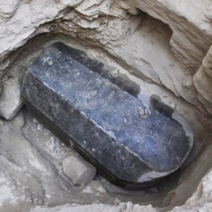 Descubren en Egipto un misterioso sarcófago de granito negro que no ha sido abierto en 2.000 años