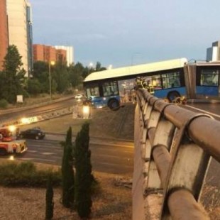 Un bus lanzadera del Mad Cool se queda colgando de un puente en Madrid