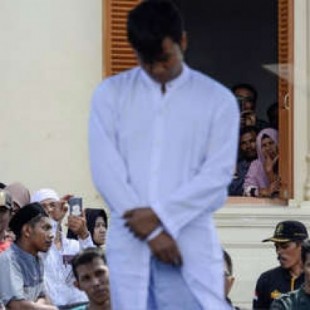 Una pareja homosexual fue apaleada en público en una región favorable a la sharia en Indonesia