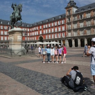 La oferta de pisos turísticos marca récord en Madrid antes de la “ilegalización masiva” de Carmena