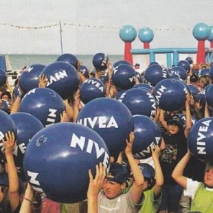 La disparatada (y exitosa) idea de bombardear las playas con balones de Nivea