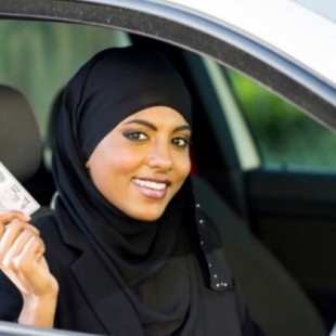 Mujeres árabes se emocionan el primer día de trabajo como conductoras
