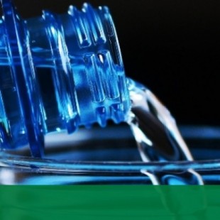 Salud amplía la retirada de agua envasada contaminada a las botellas de 1,5 y 5 litros de la marca Eroski