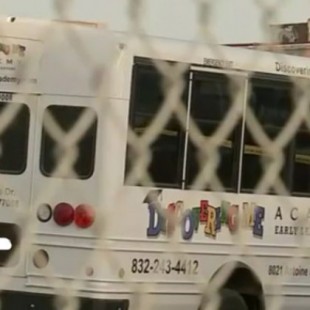 Muere un niño de 3 años en Houston tras ser olvidado en el interior del autobús escolar a 45 grados