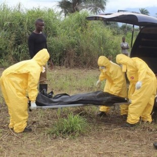 Una superviviente del Ébola infecta a toda su familia un año después