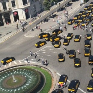 Los Mossos identifican a 20 taxistas tras volcar un vehículo VTC en el aeropuerto de Barcelona
