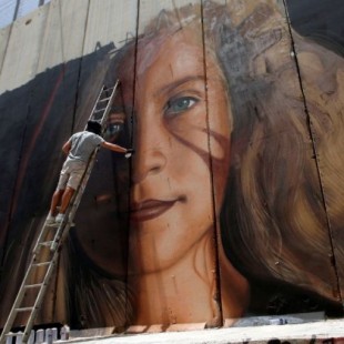 Israel detiene a los artistas que pintaron un mural de Ahed Tamimi (ENG)