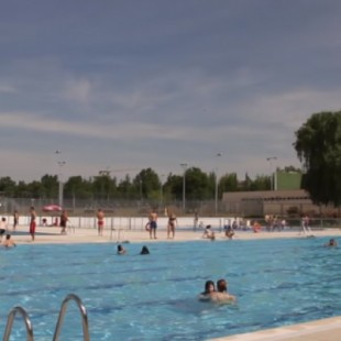 ¿Se puede hacer topless en las piscinas municipales?